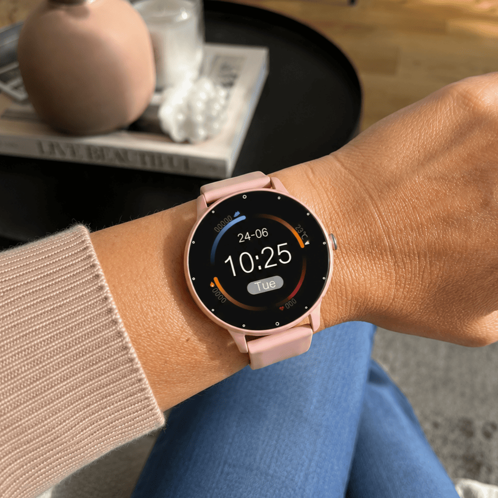ONDORA – Fit Smartwatch für deinen Alltag
Bis zu 7 Tage Akkulaufzeit, Anrufe direkt über die Uhr, WhatsApp-Benachrichtigungen und smarte Gesundheitsfunktionen wie Schlafanalyse, Schrittzähler und Kalorienübersicht – alles, was du brauchst, an deinem Handgelenk.
Robust, alltagstauglich und geschützt vor Stößen, Staub und Wasser.