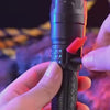 Outdoor-Video: leistungsstarke LED-Taschenlampe mit Watchbutton-Bedienung, 2000 Lumen Helligkeit und weiter Reichweite im Einsatz.